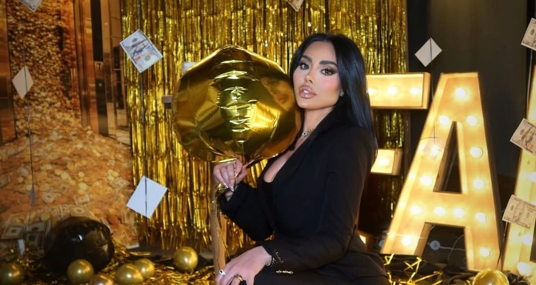 صورة مميزة: الفنانة فابيانا سكاف تحتفل بعيد ميلادها بإطلالة ذهبية تخطف الأنظار