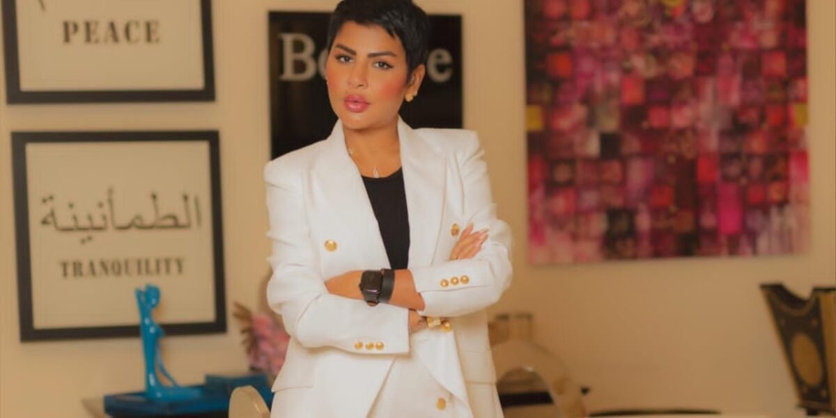 رقيّة ميرزا مكرمةً في حفل اختيار ملكة جمال الإنسانية