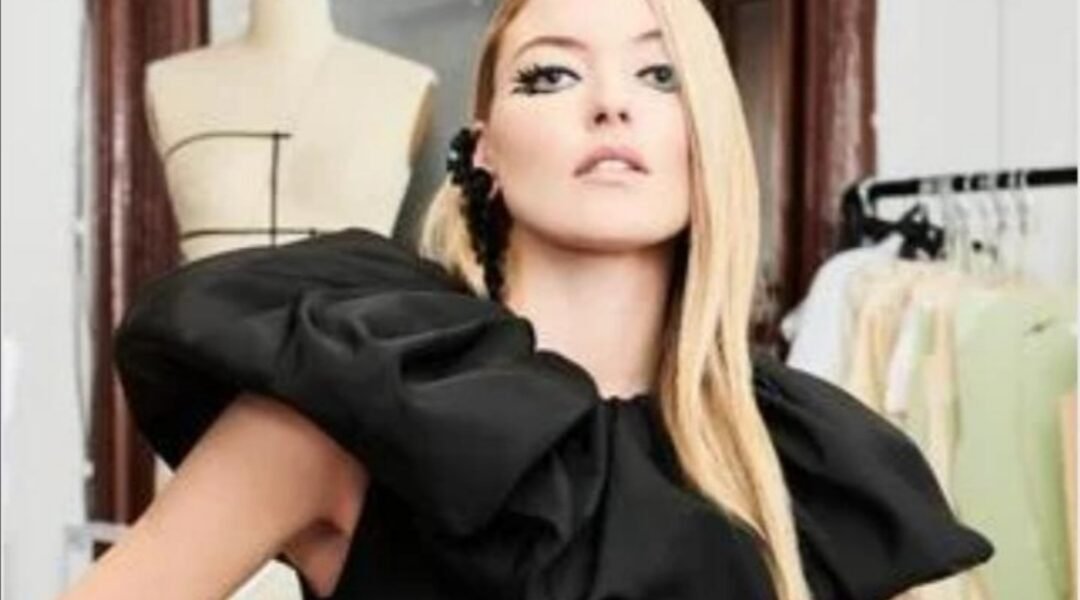 مجموعة Christian Siriano ما قبل خريف 2021 - صورة مميزة مجموعة Christian Siriano ما قبل خريف 2021