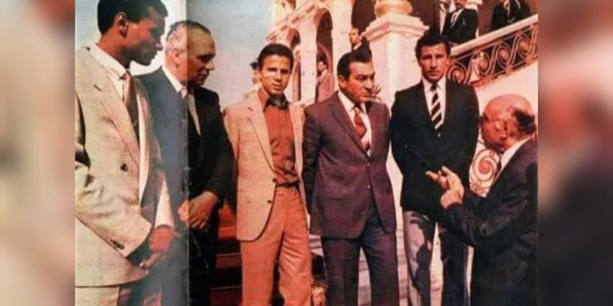 نجل مبارك ينشر ة لوالده مع أحد أساطير كرة القدم في مصر
