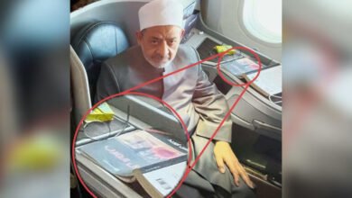 الأزهر يرد على انتقادات لة متداولة للإمام الأكبر الشيخ أحمد الطيب بجانبه كتاب أفول الغرب