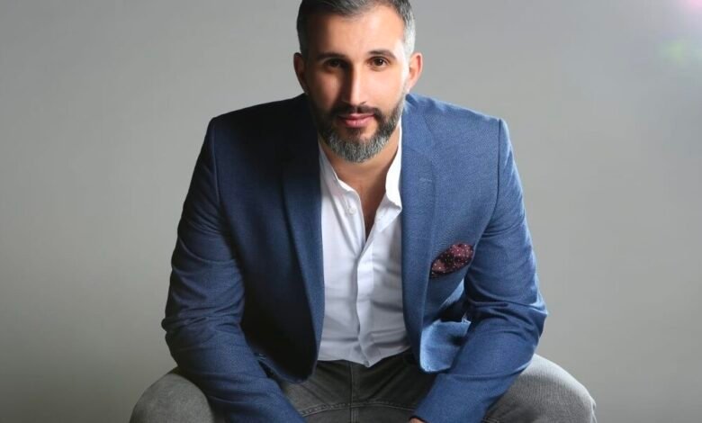 بعد نجاح أغنية ماجد المهندس وأغنية اليوم الوطني «يا إماراتي أيمن قميحة يغرد خارج المنافسة في «تعا خبيك» لرحمة رياض