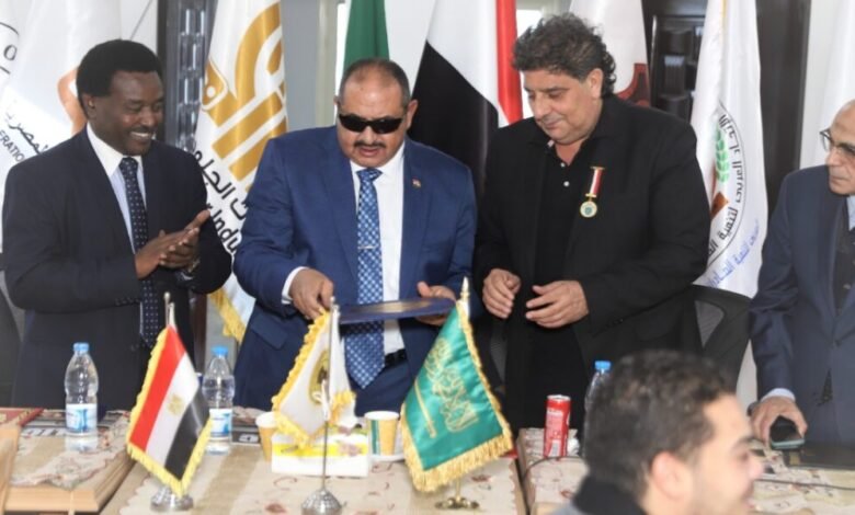 د.بسام فرشوخ رئيس الاتحاد العربي لتمنية الصادرات والصناعات الجلدية بالملتقى الاقتصادي بجامعة الدول يقوم بإنجاز صناعي إقتصادي في القاهرة