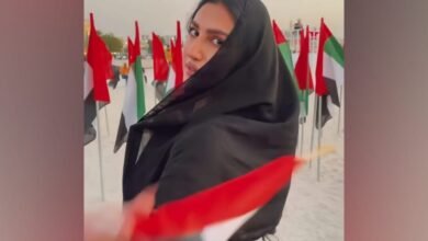 كارول عطية تخطف الأنظار بالعباءة الخليجية