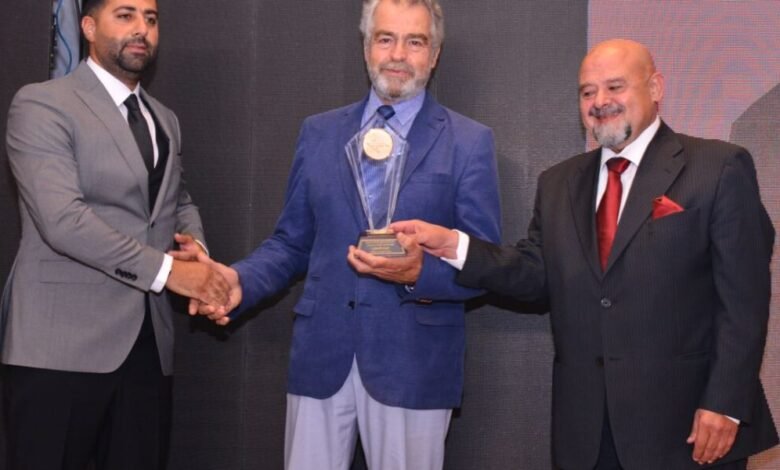 كريم الخطيب يكرم النقيب جورج شلهوب في مهرجان أفضل الدولي