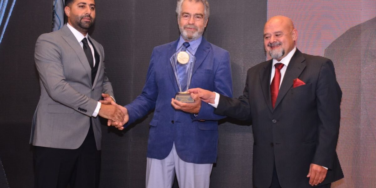 كريم الخطيب يكرم النقيب جورج شلهوب في مهرجان أفضل الدولي